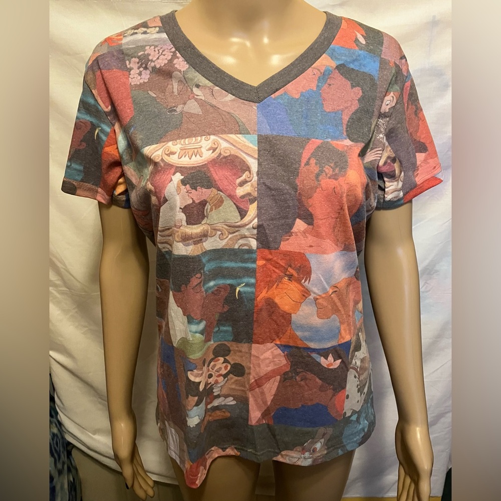 Disney Womens Medium Romance Kissing Scene Graphic T-Shirt